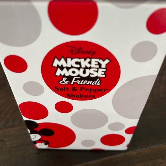 NWT-Disney Mickey and Minnie Kissing Salt and Pepper Shakers - Picture 11 of 11